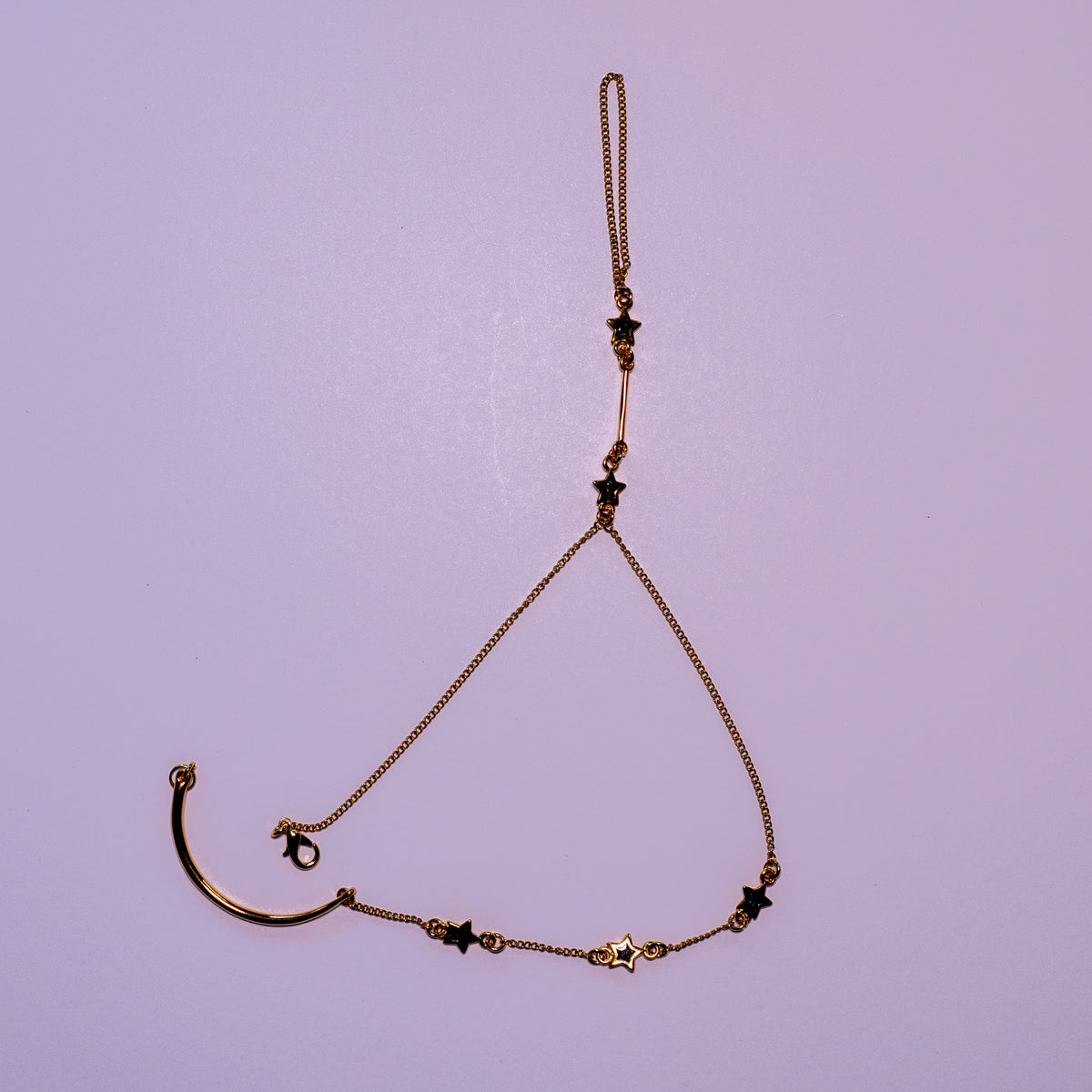 Starlit Path Hand Chain | Goudkleurige handsieraad met zwarte sterren