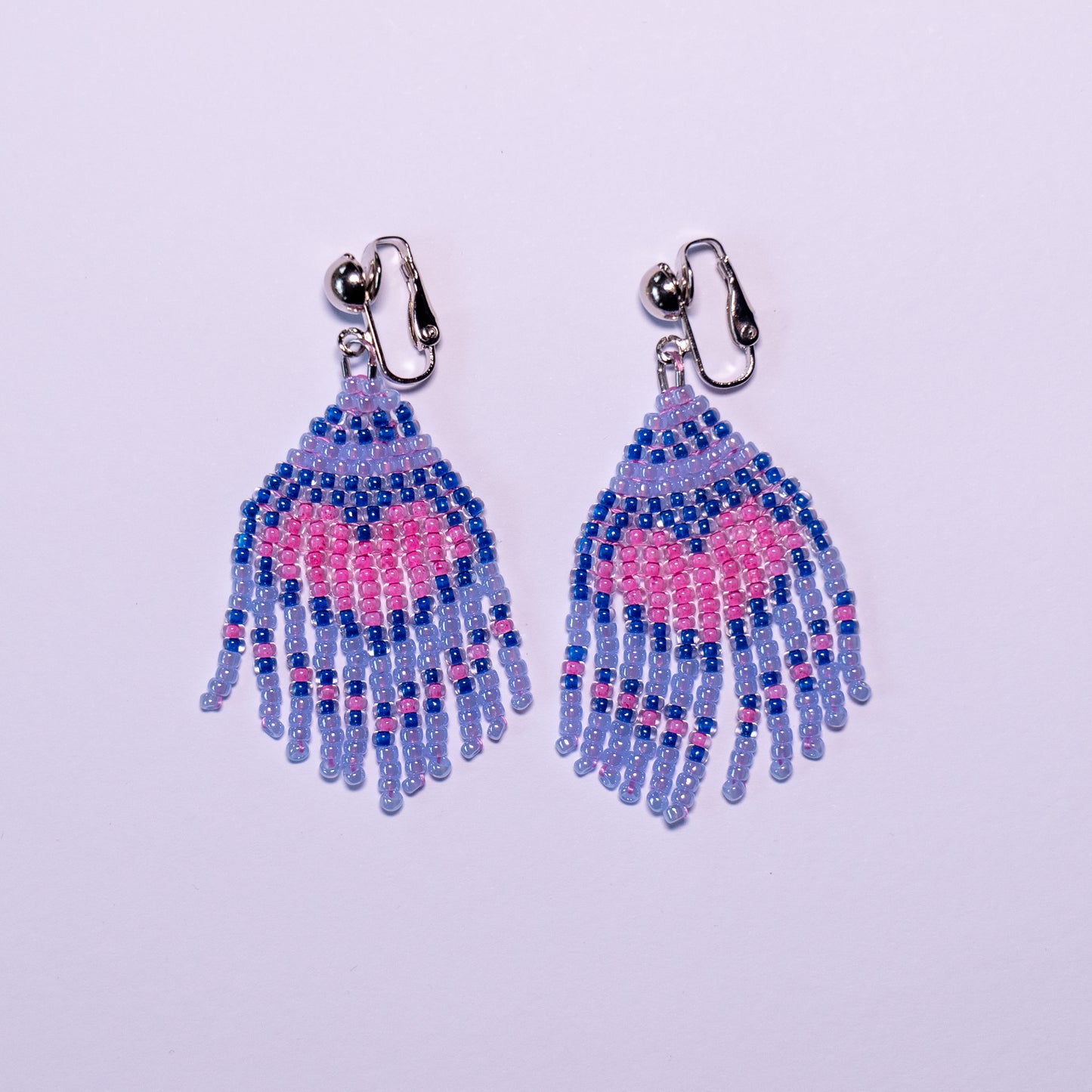 Fringe oorbellen met roze hart in ijsblauw