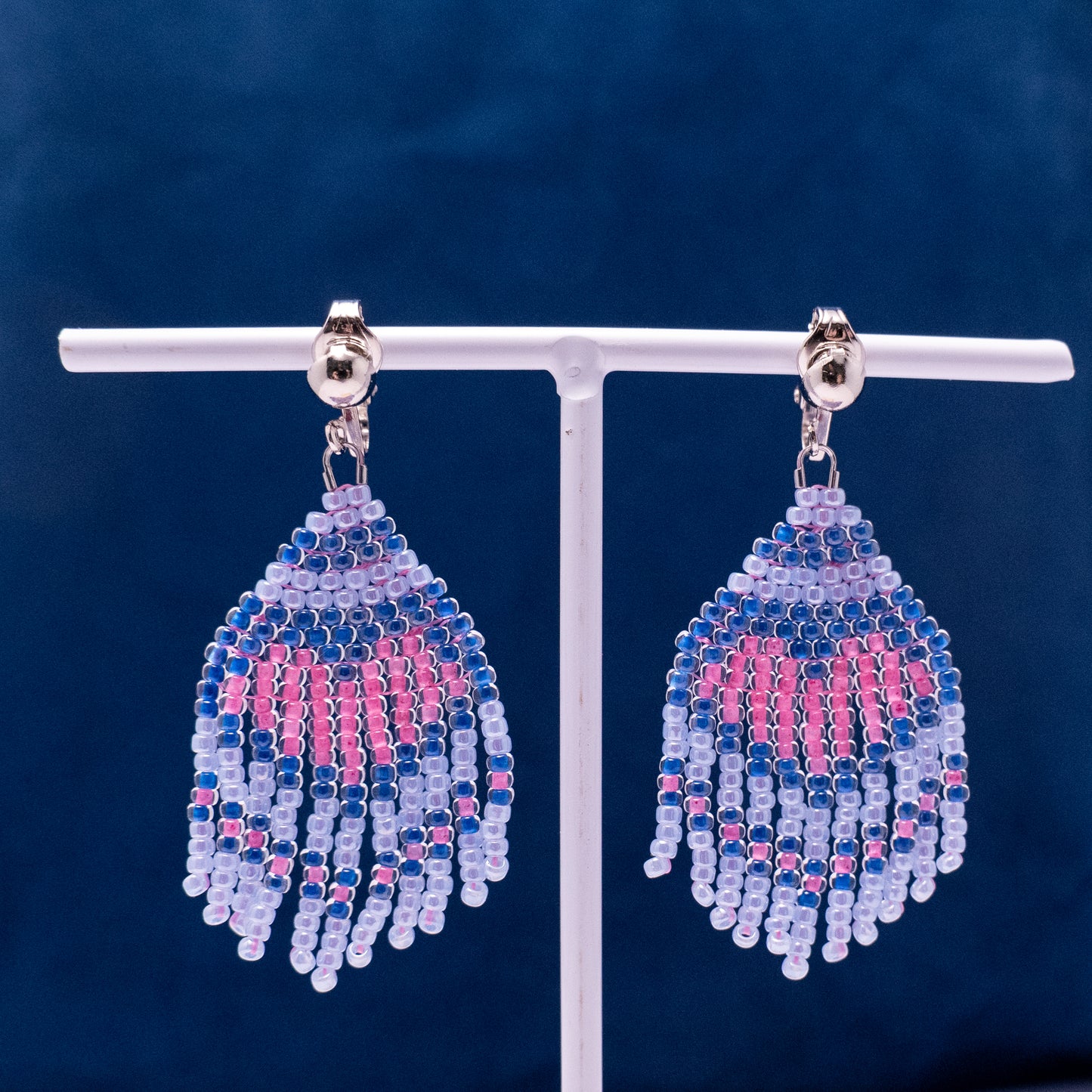 Fringe oorbellen met roze hart in ijsblauw