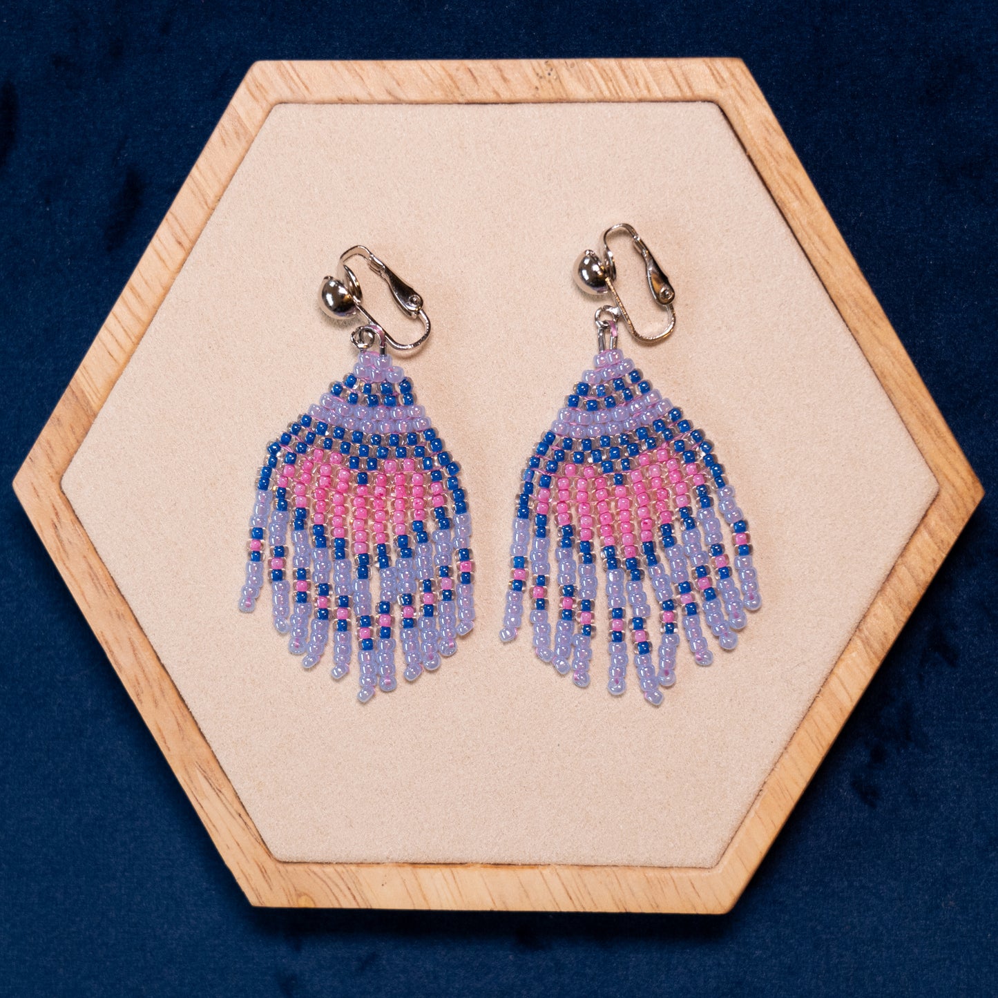 Fringe oorbellen met roze hart in ijsblauw