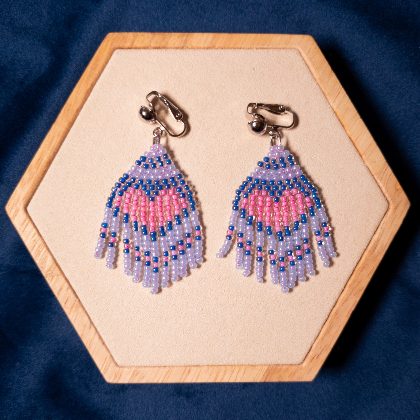 Fringe oorbellen met roze hart in ijsblauw