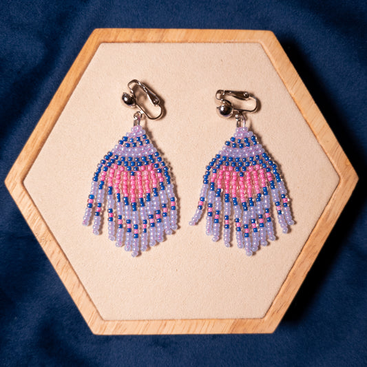 Fringe oorbellen met roze hart in ijsblauw