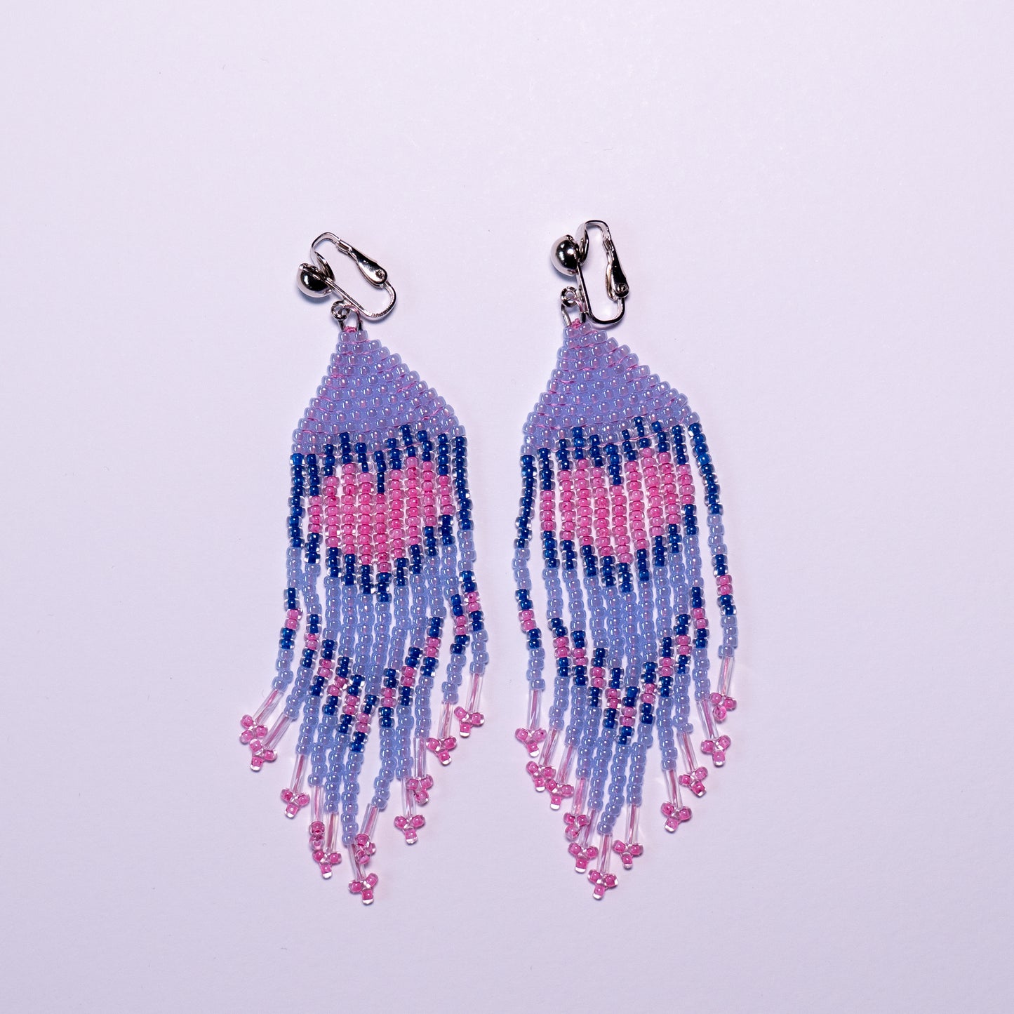 Fringe oorbellen met roze hart in ijsblauw