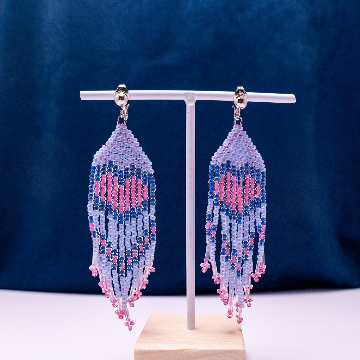 Fringe oorbellen met roze hart in ijsblauw