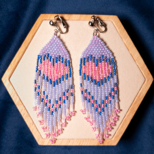 Fringe oorbellen met roze hart in ijsblauw