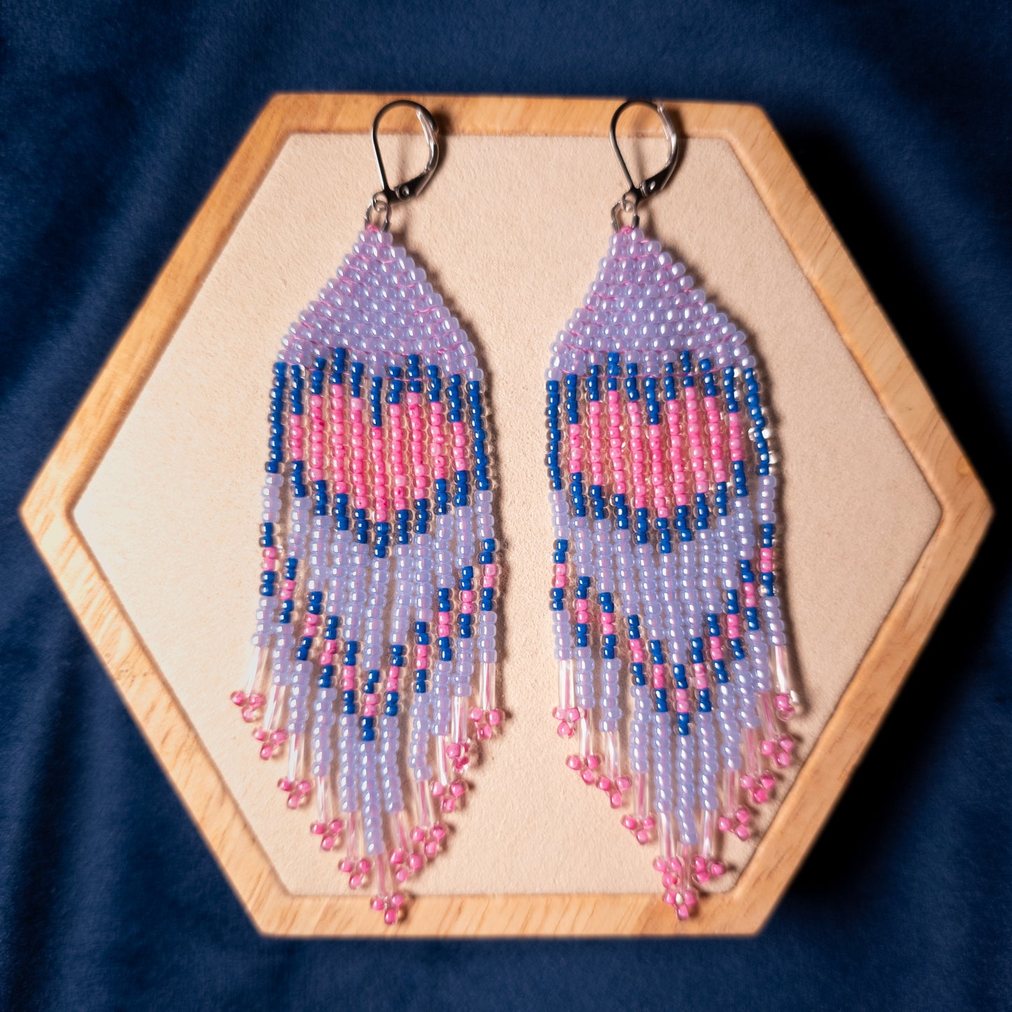 Fringe oorbellen met roze hart in ijsblauw