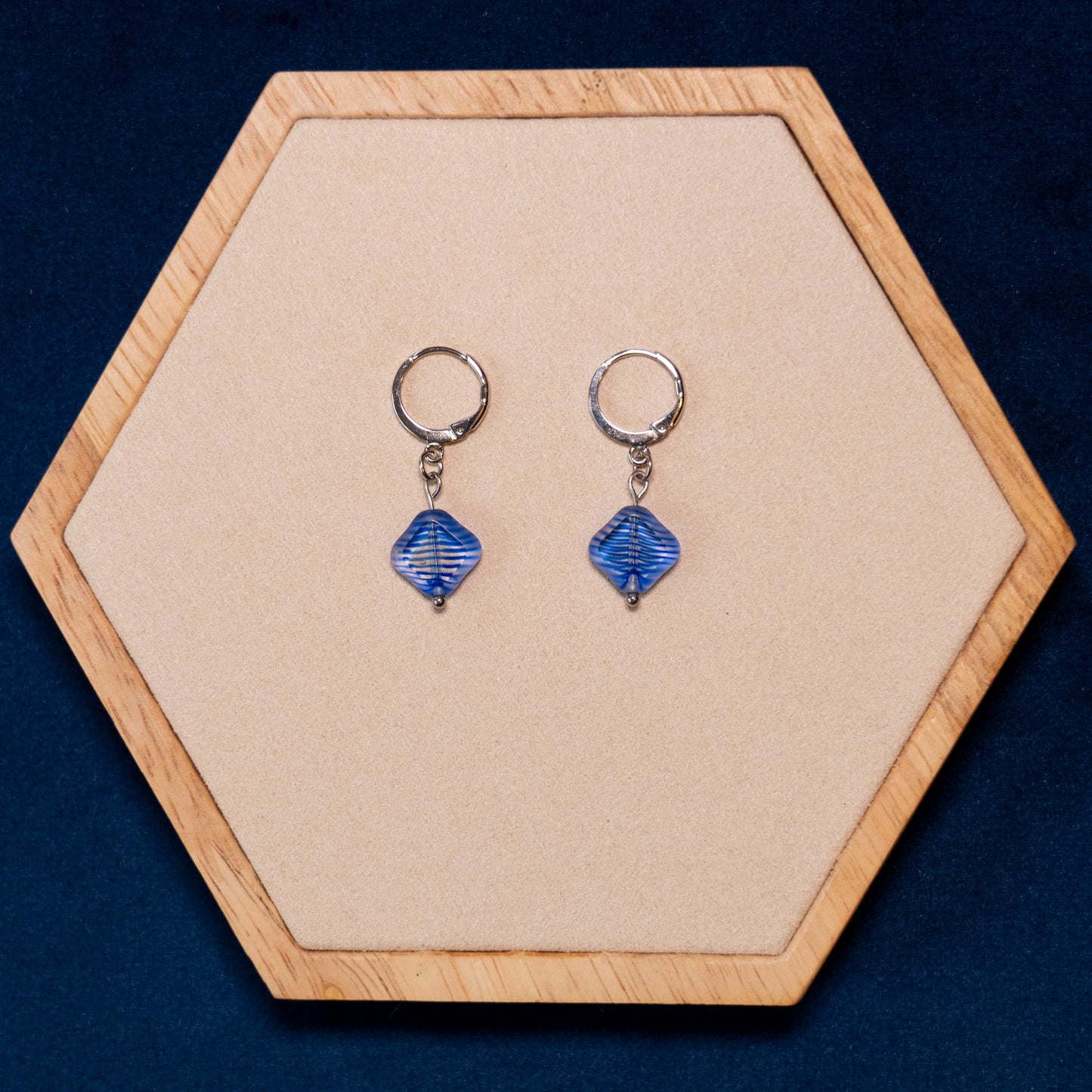 Kleine oorbellen met blauwe glaskralen