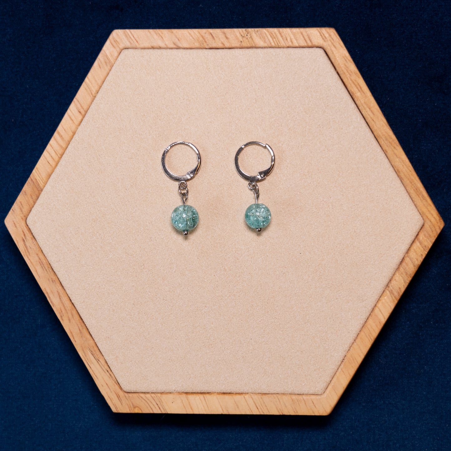 Kleine oorbellen met craquelé glaskralen