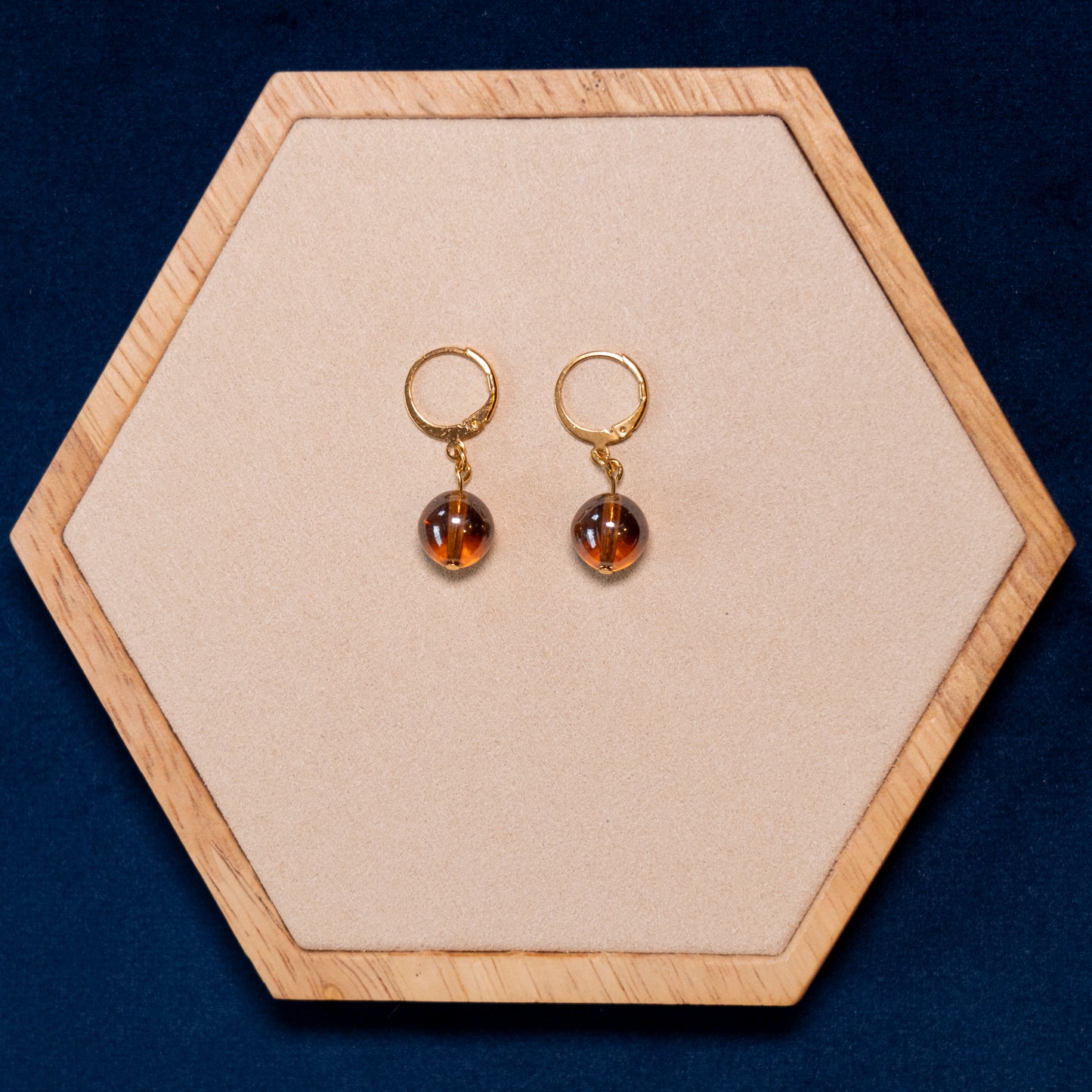 Kleine oorbellen met roze en rode glaskralen