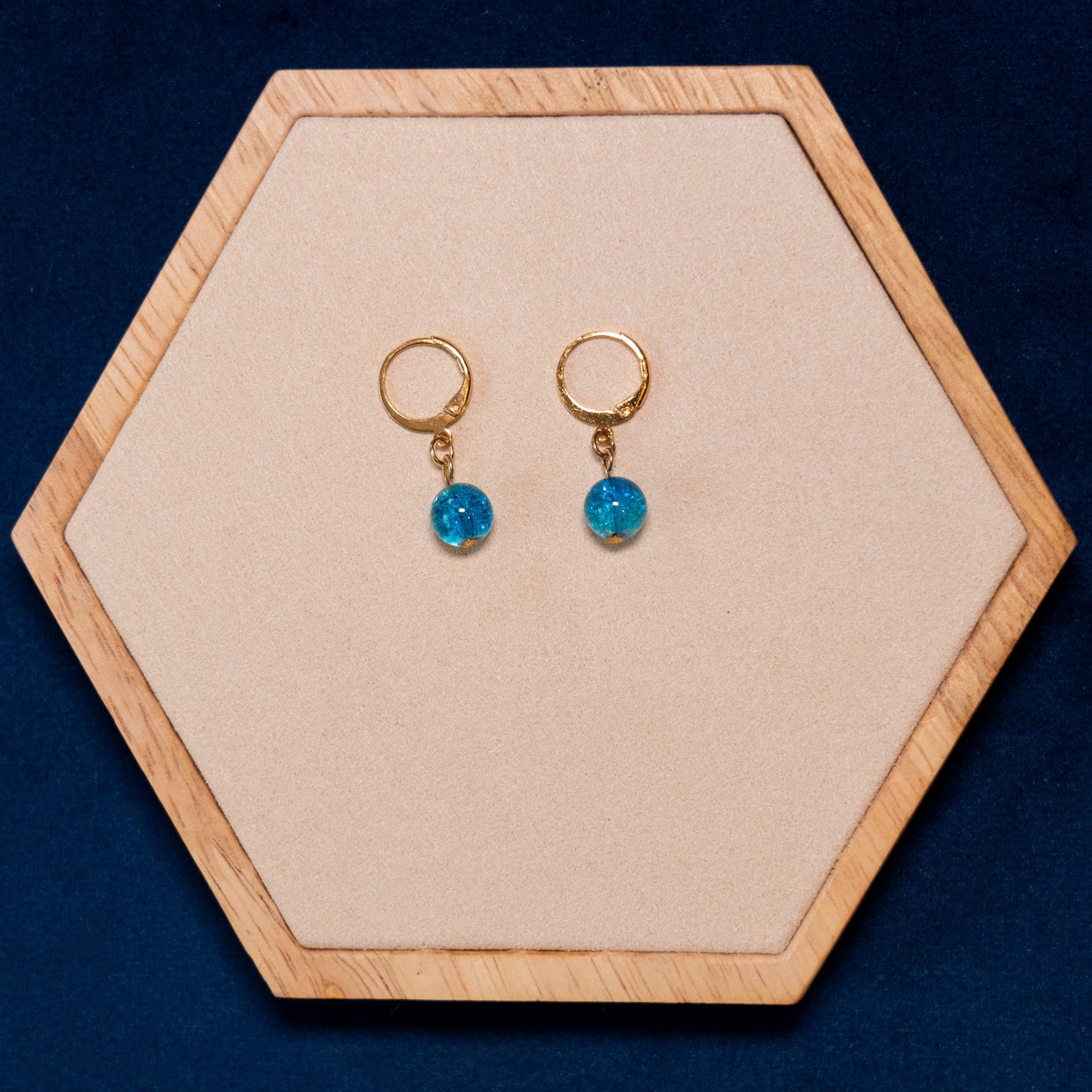 Kleine oorbellen met craquelé glaskralen