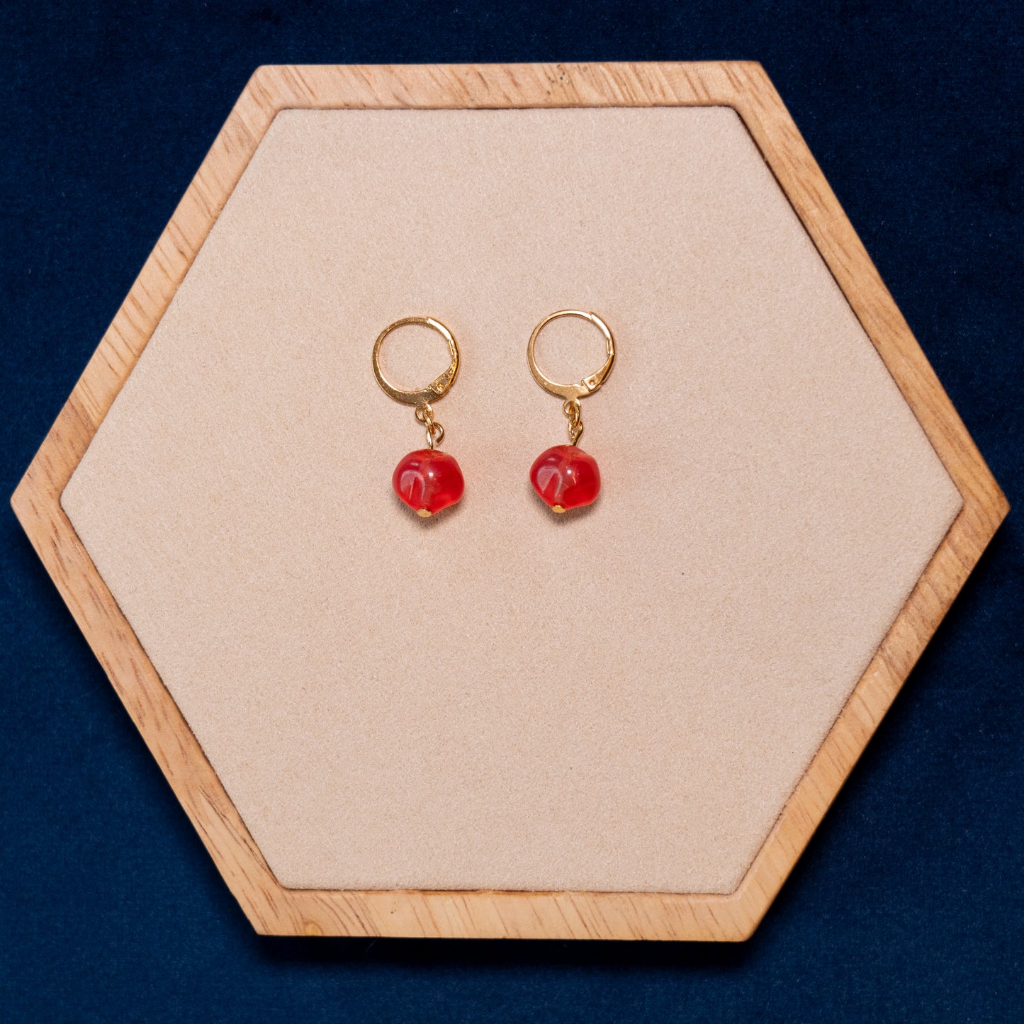 Kleine oorbellen met roze en rode glaskralen