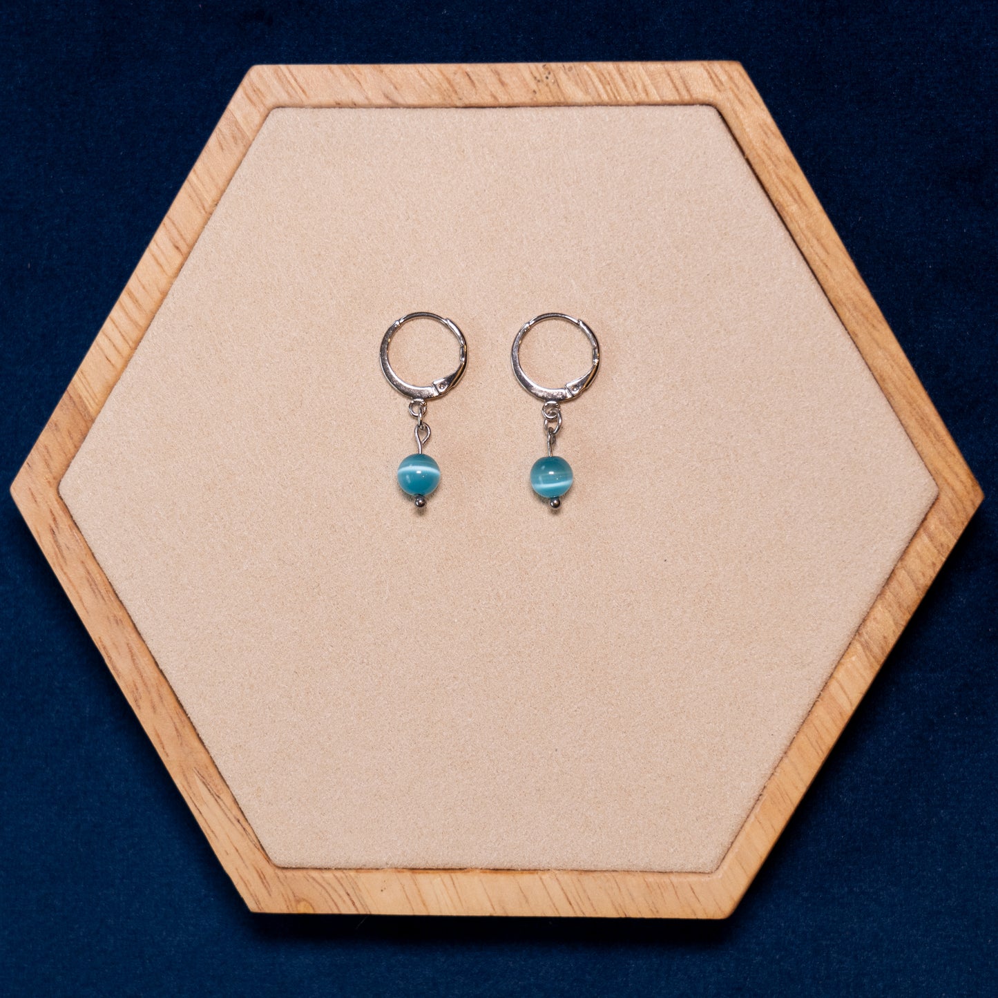 Kleine oorbellen met blauwe glaskralen