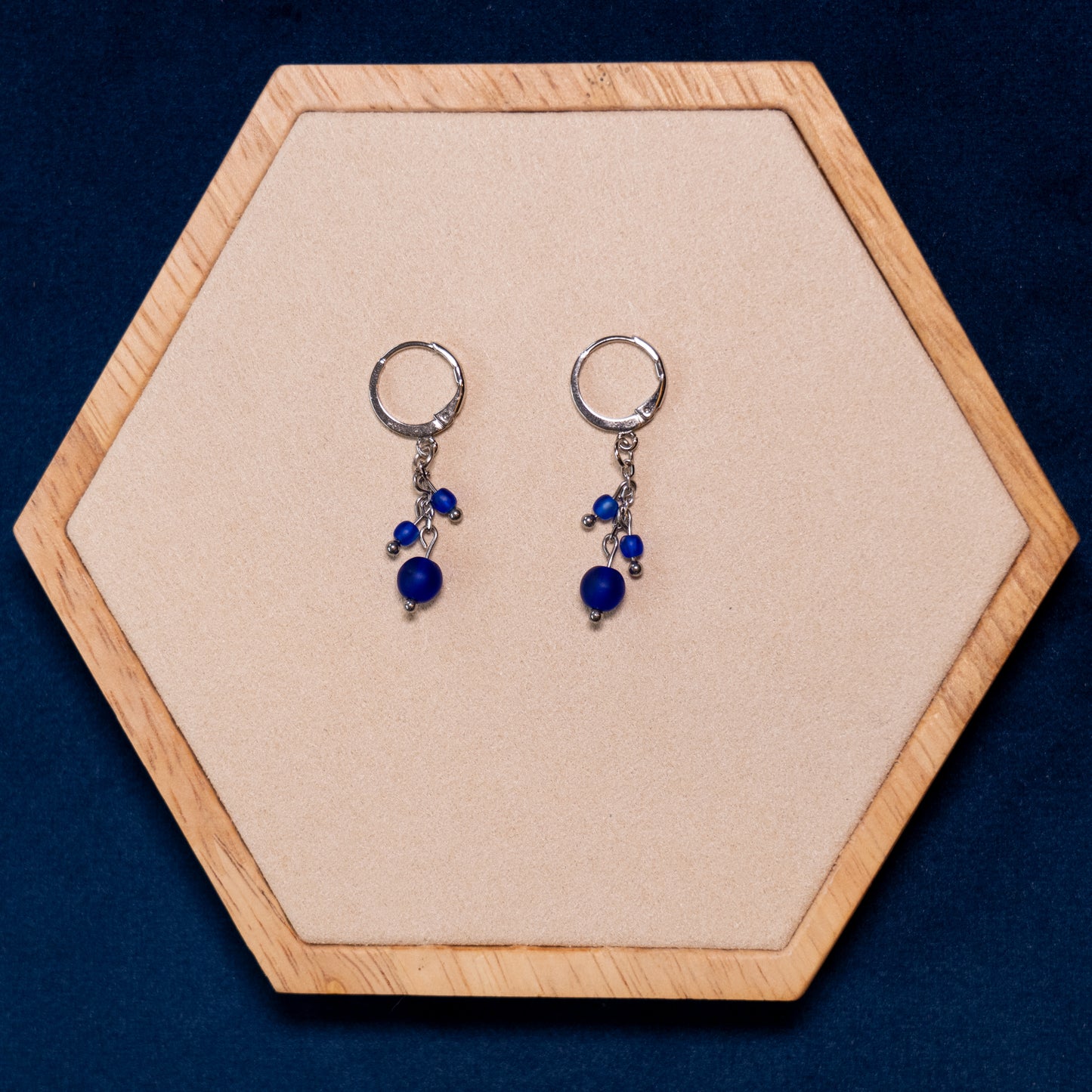 Kleine oorbellen met blauwe glaskralen