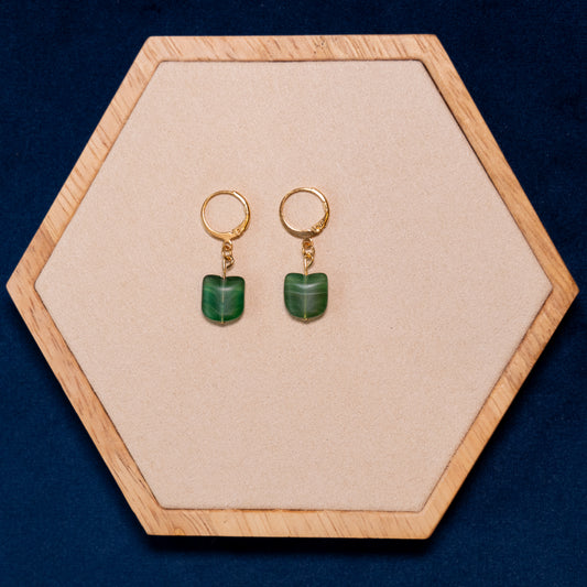 Kleine oorbellen met groene glaskralen