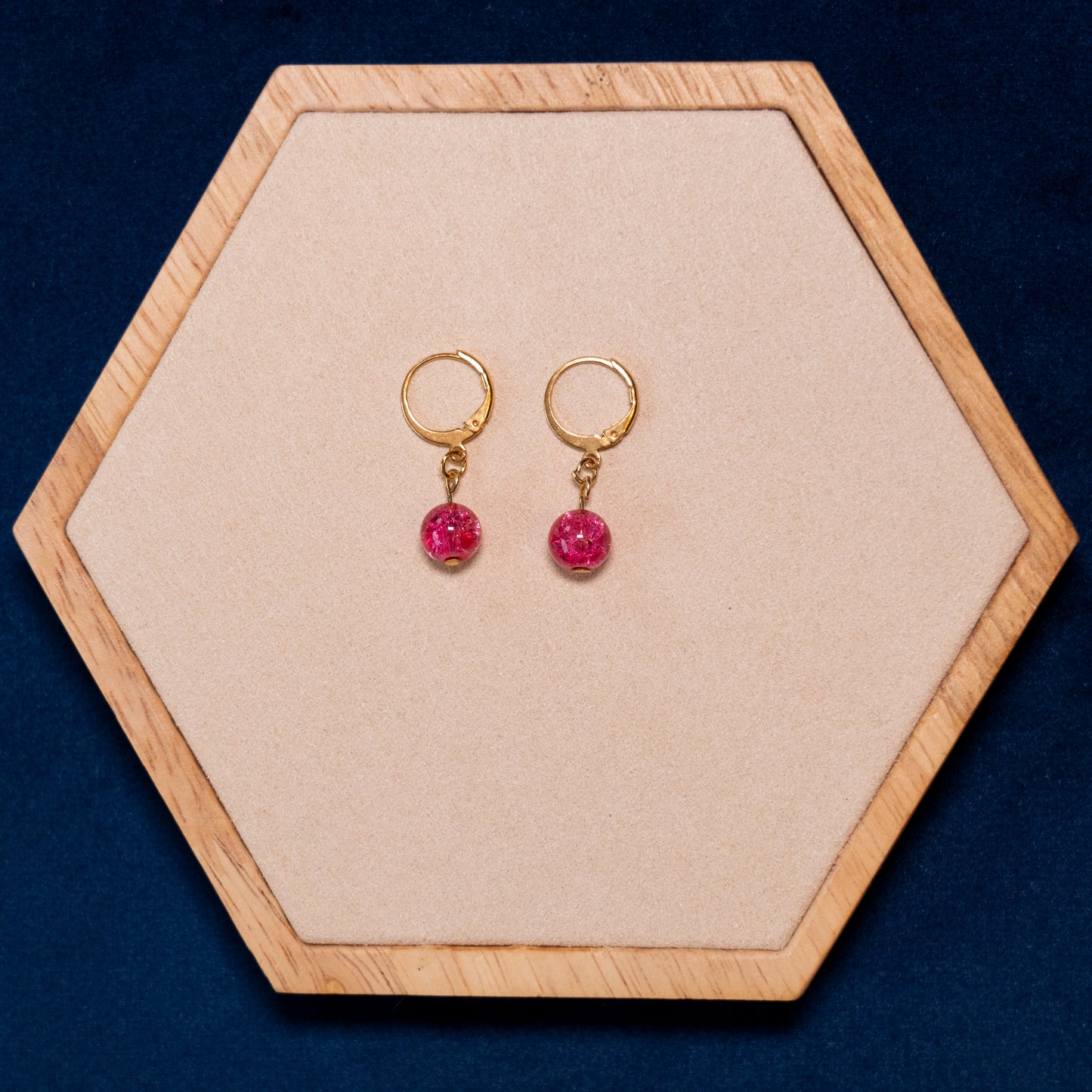 Kleine oorbellen met craquelé glaskralen