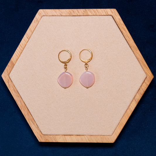 Kleine oorbellen met roze en rode glaskralen