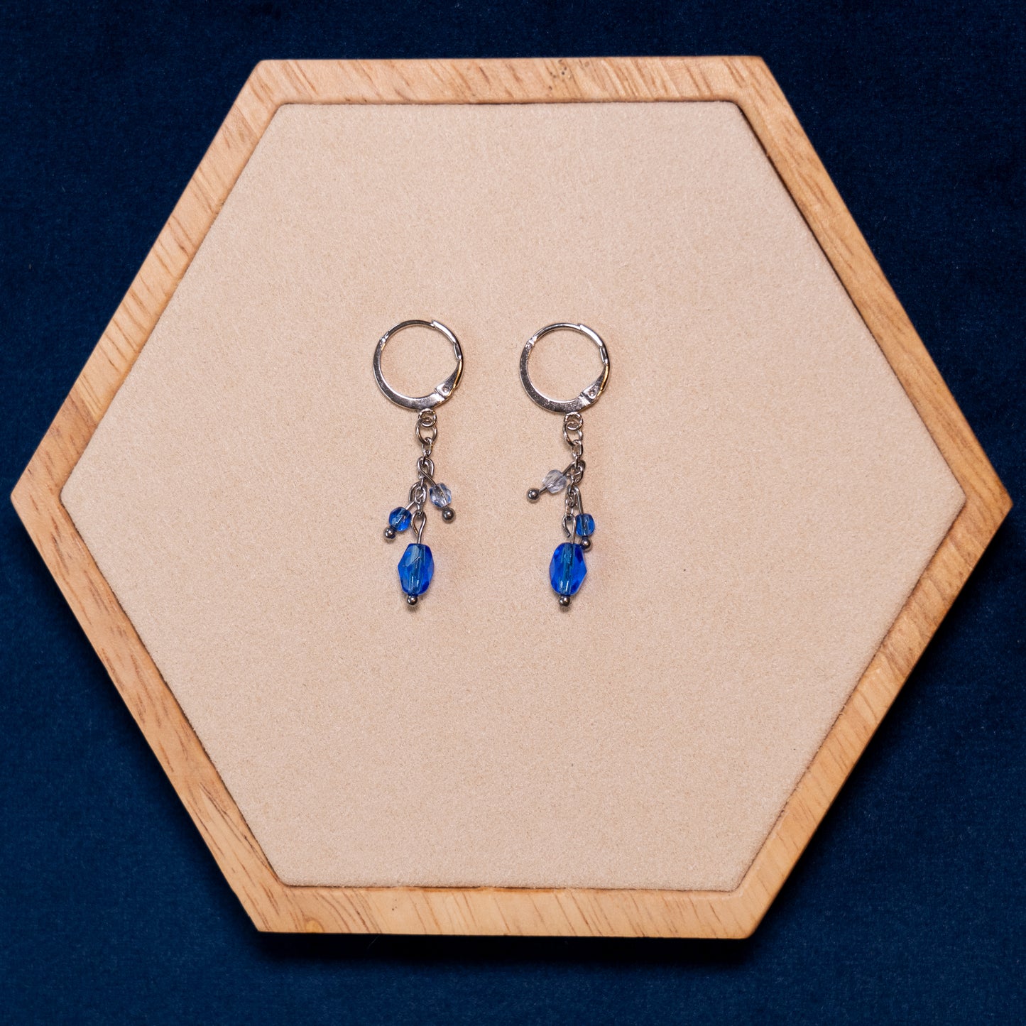 Kleine oorbellen met blauwe glaskralen