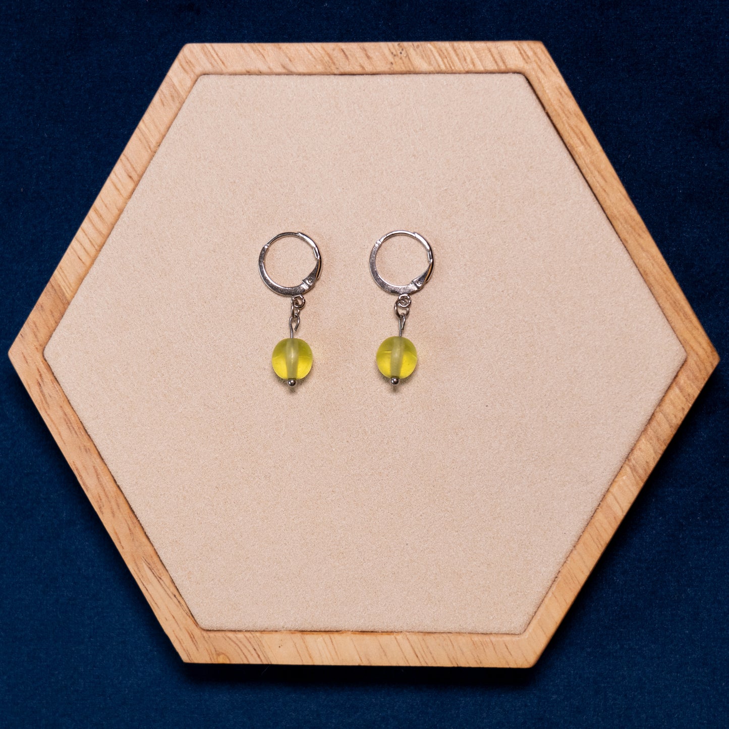 Kleine oorbellen met groene glaskralen