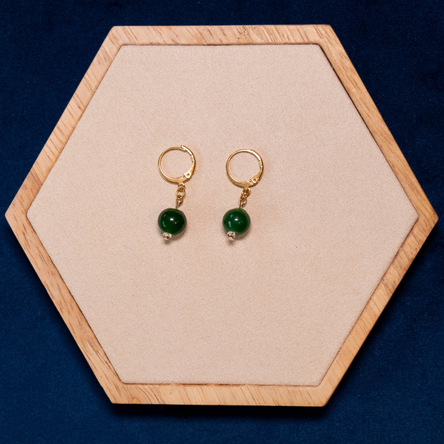 Kleine oorbellen met groene glaskralen