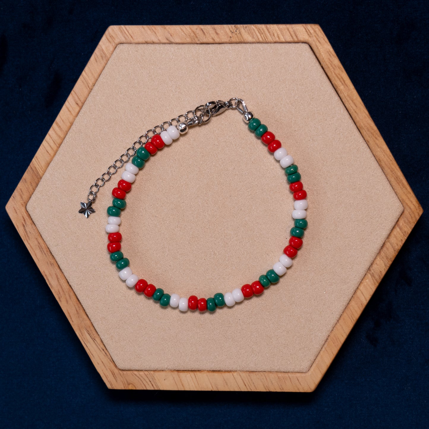 Rocailles armband rood, groen en wit