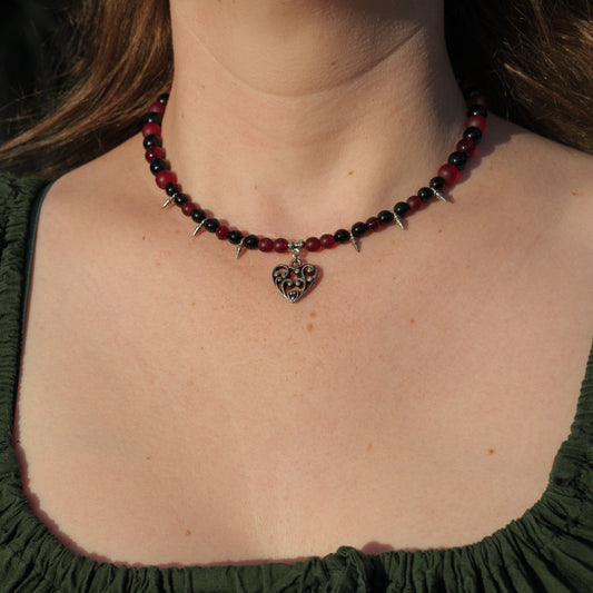 Ketting met hart, spikes en rode en zwarte kralen