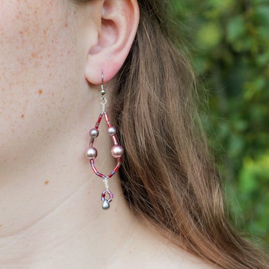 Oorbellen in druppelvorm met paarse en roze kralen