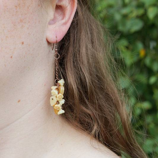 Oorbellen met crèmekleurige bloemetjes en blaadjes