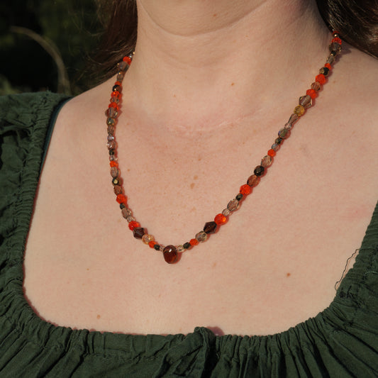 Ketting van oranje en bruine facetkralen