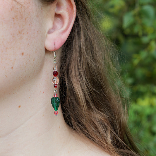 Oorbellen met groen blad en rode facetkralen