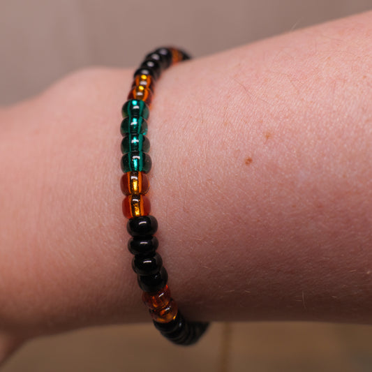 Armband van rocailles in oranje, mat zwart en donkergroen
