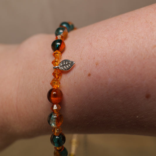Armband herfst met facetkralen en zilverkleurige blaadje