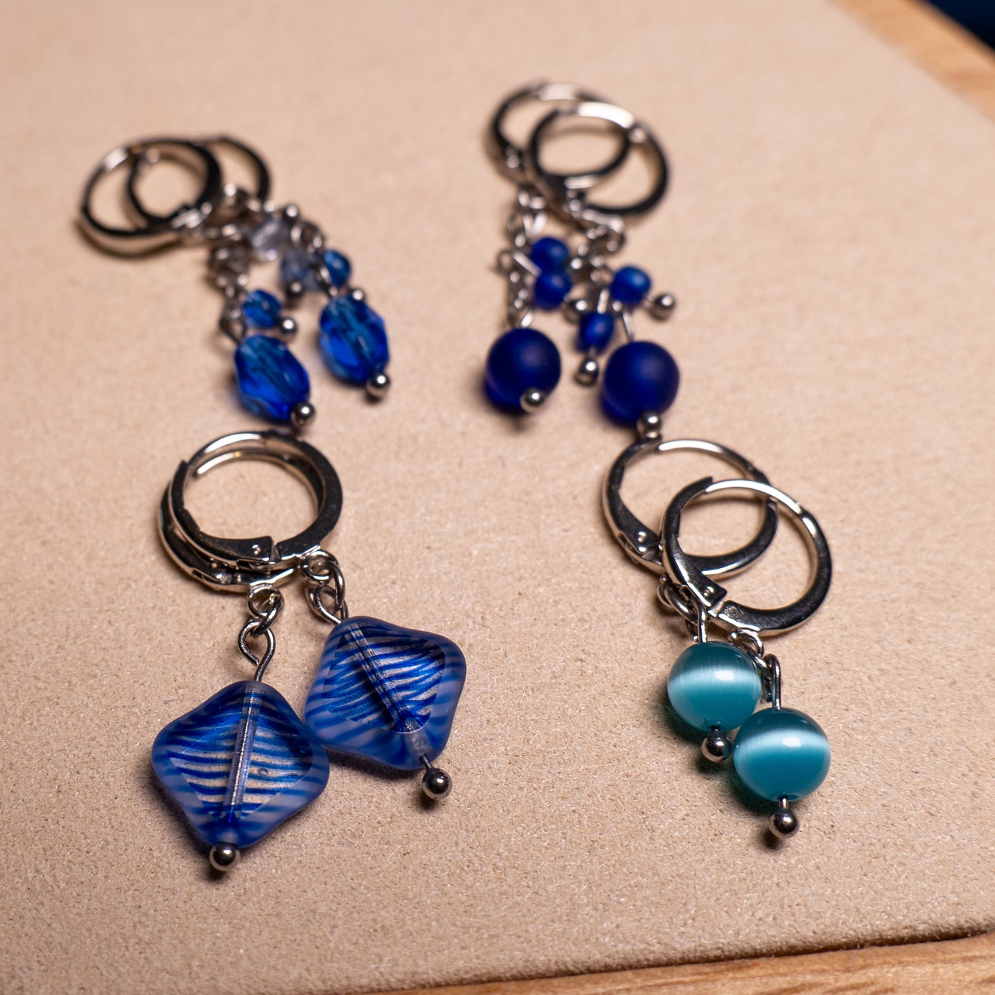 Kleine oorbellen met blauwe glaskralen