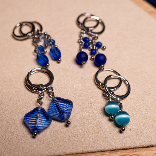 Kleine oorbellen met blauwe glaskralen