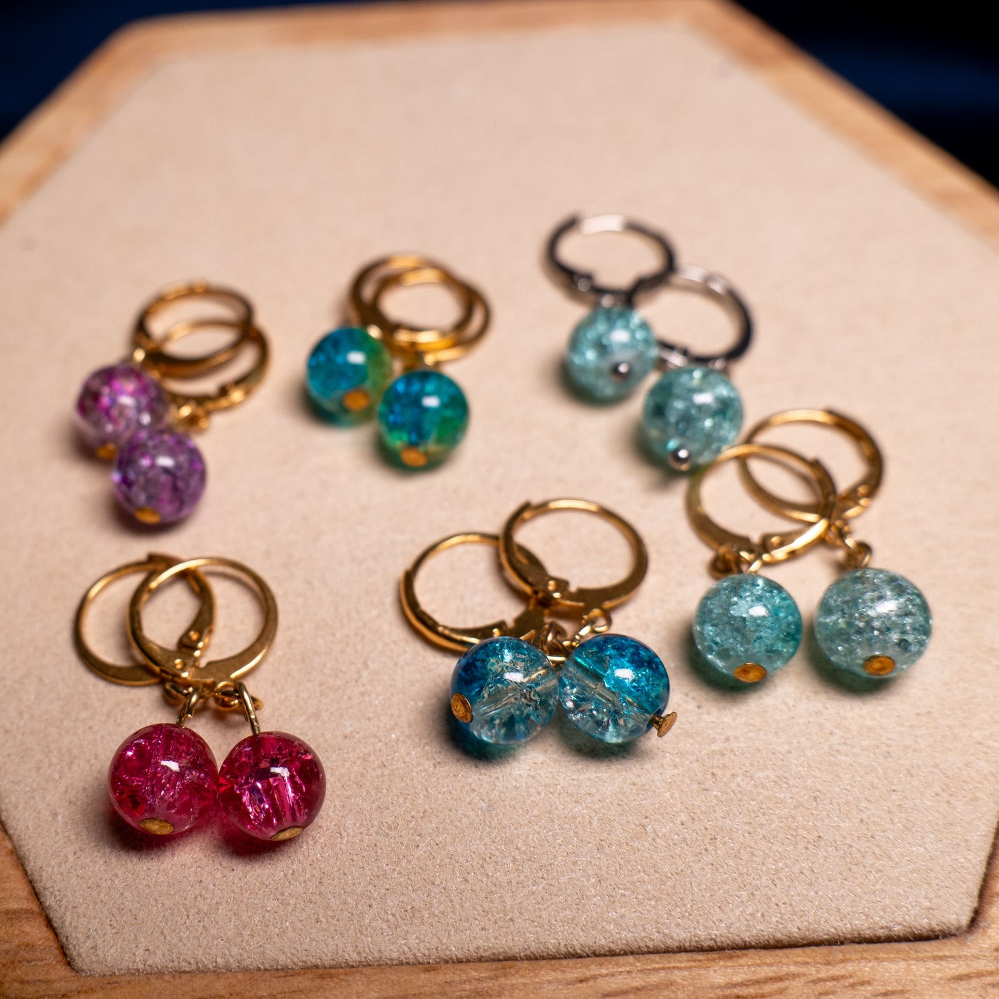 Kleine oorbellen met craquelé glaskralen