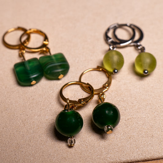 Kleine oorbellen met groene glaskralen