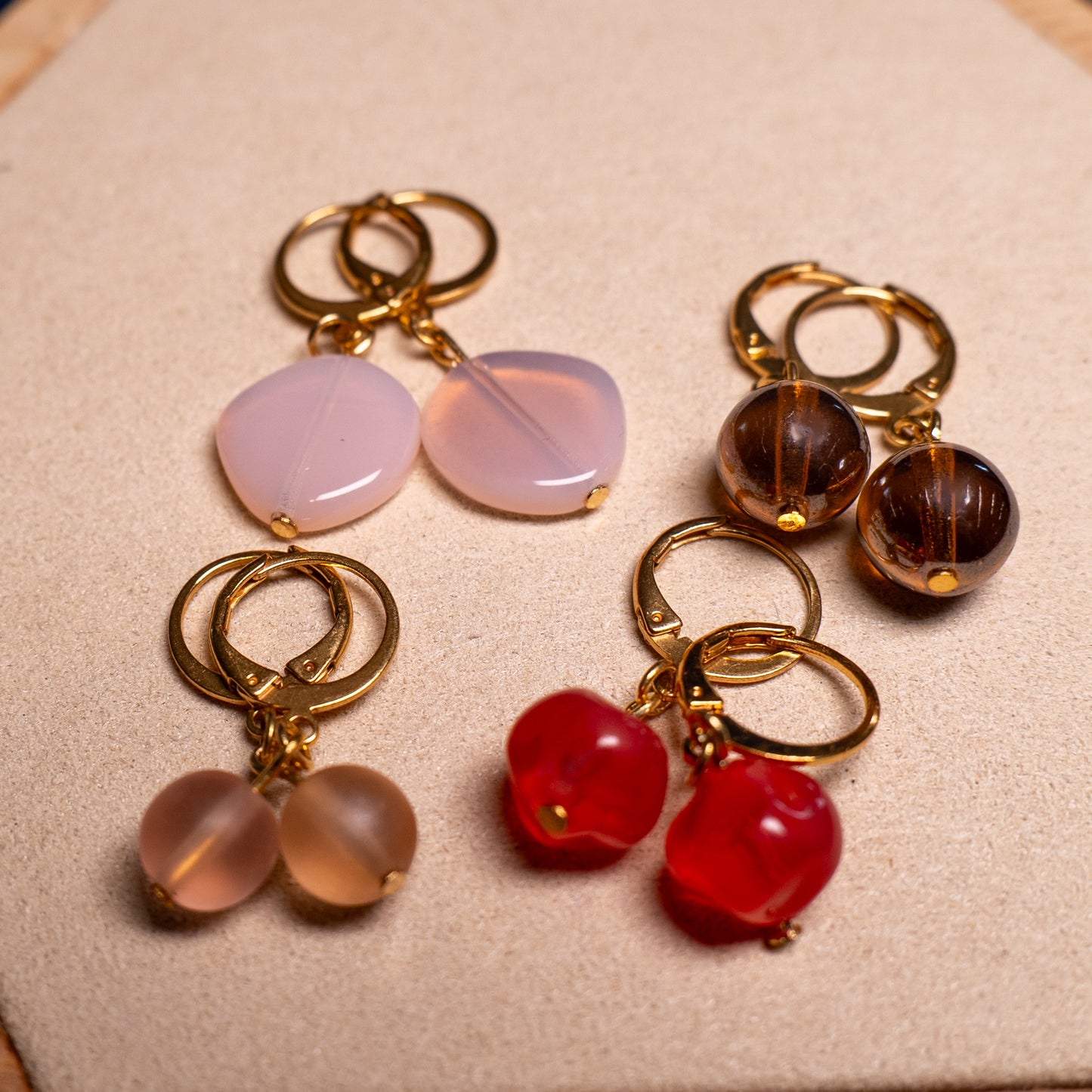 Kleine oorbellen met roze en rode glaskralen