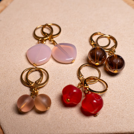 Kleine oorbellen met roze en rode glaskralen