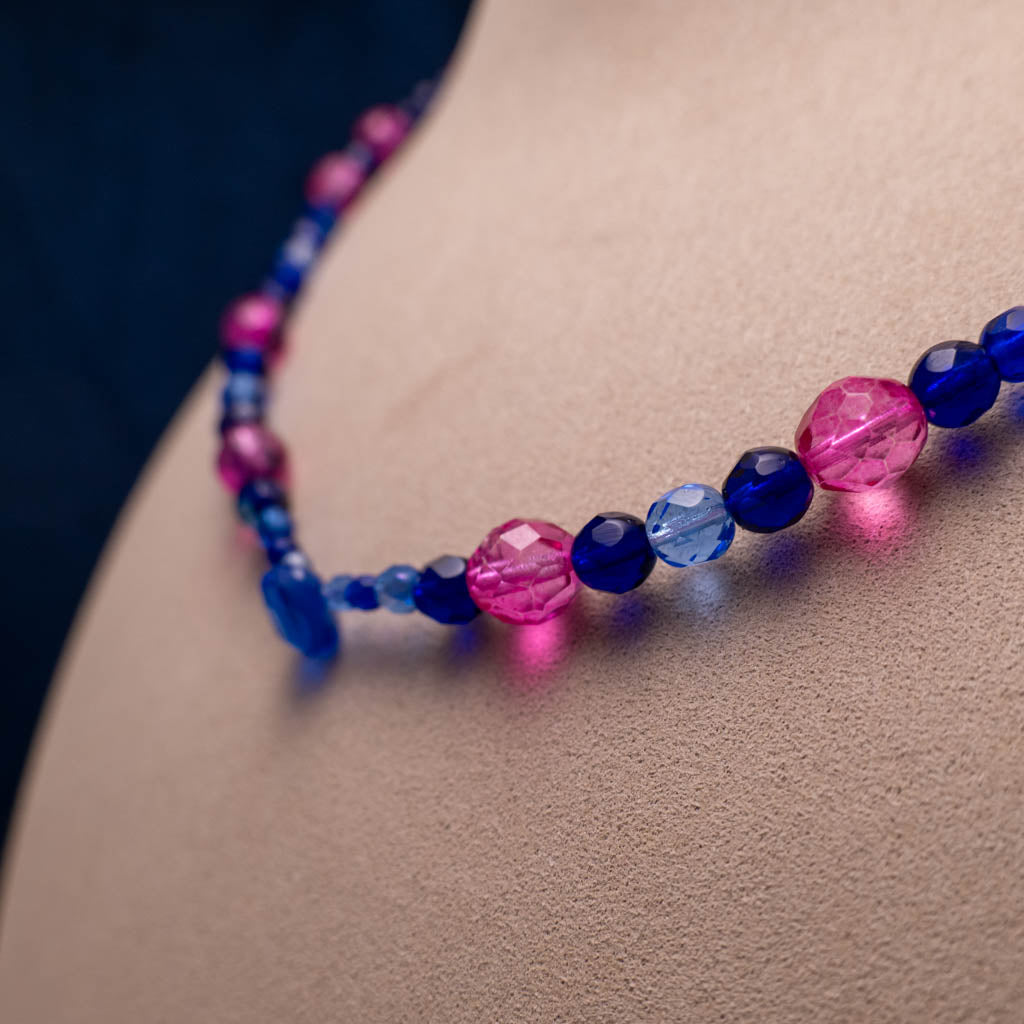 Ketting van roze en blauwe facetkralen