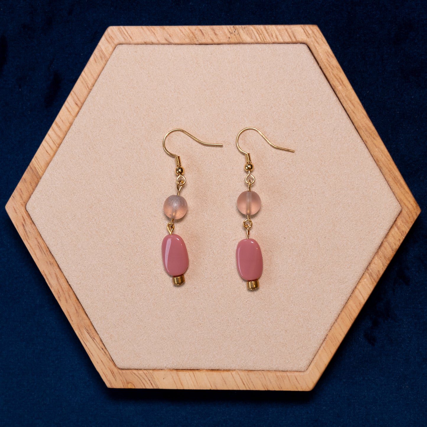 Oorbellen met oudroze en goudkleurige kralen