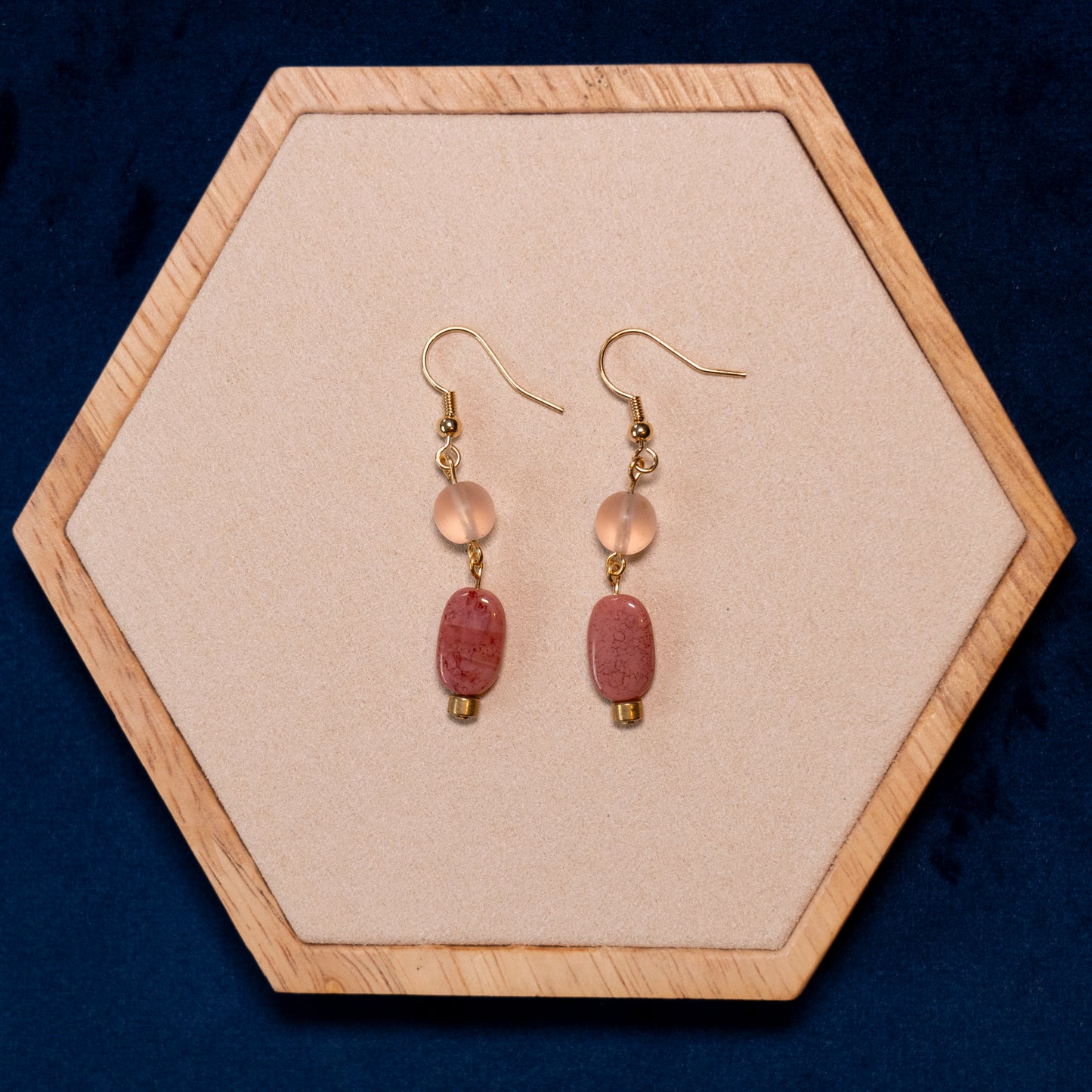 Oorbellen met oudroze en goudkleurige kralen