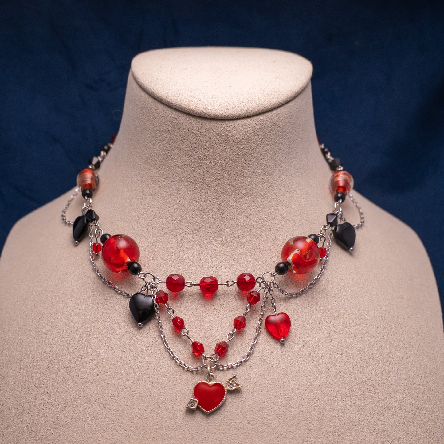 Ketting met rode en zwarte glaskralen en hartjes