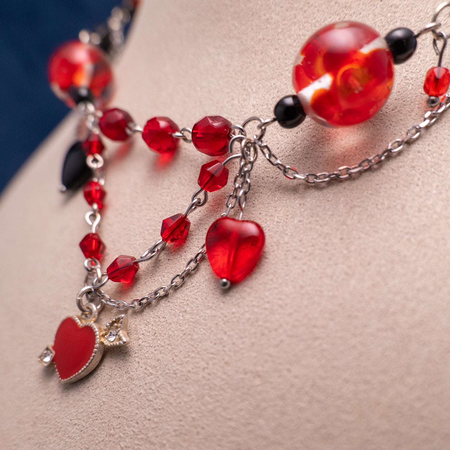 Ketting met rode en zwarte glaskralen en hartjes