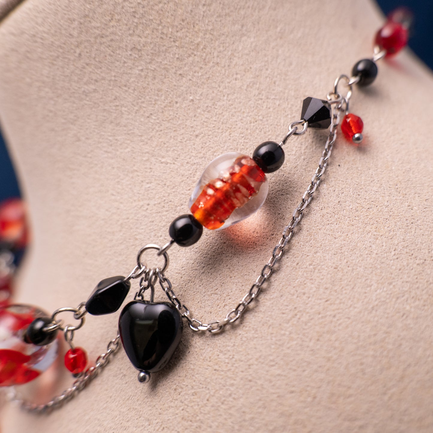 Ketting met rode en zwarte glaskralen en hartjes