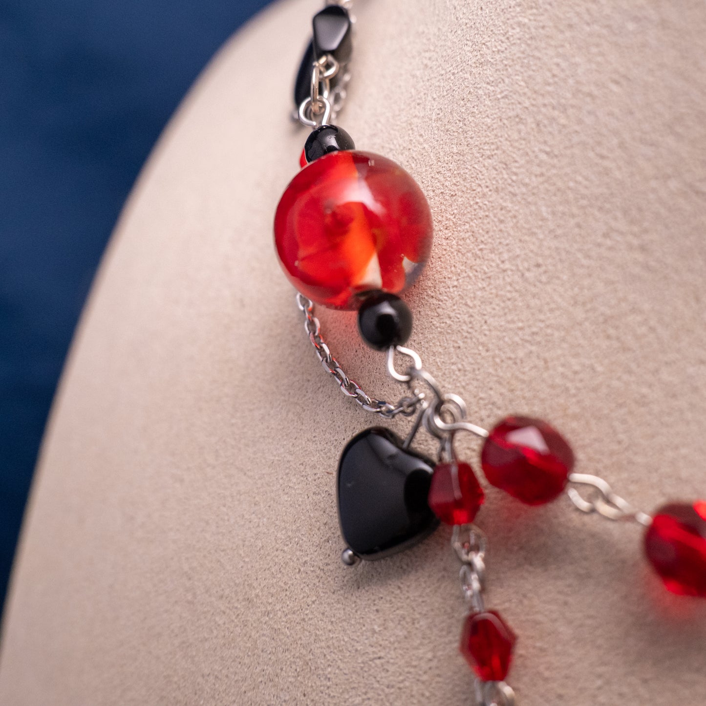 Ketting met rode en zwarte glaskralen en hartjes