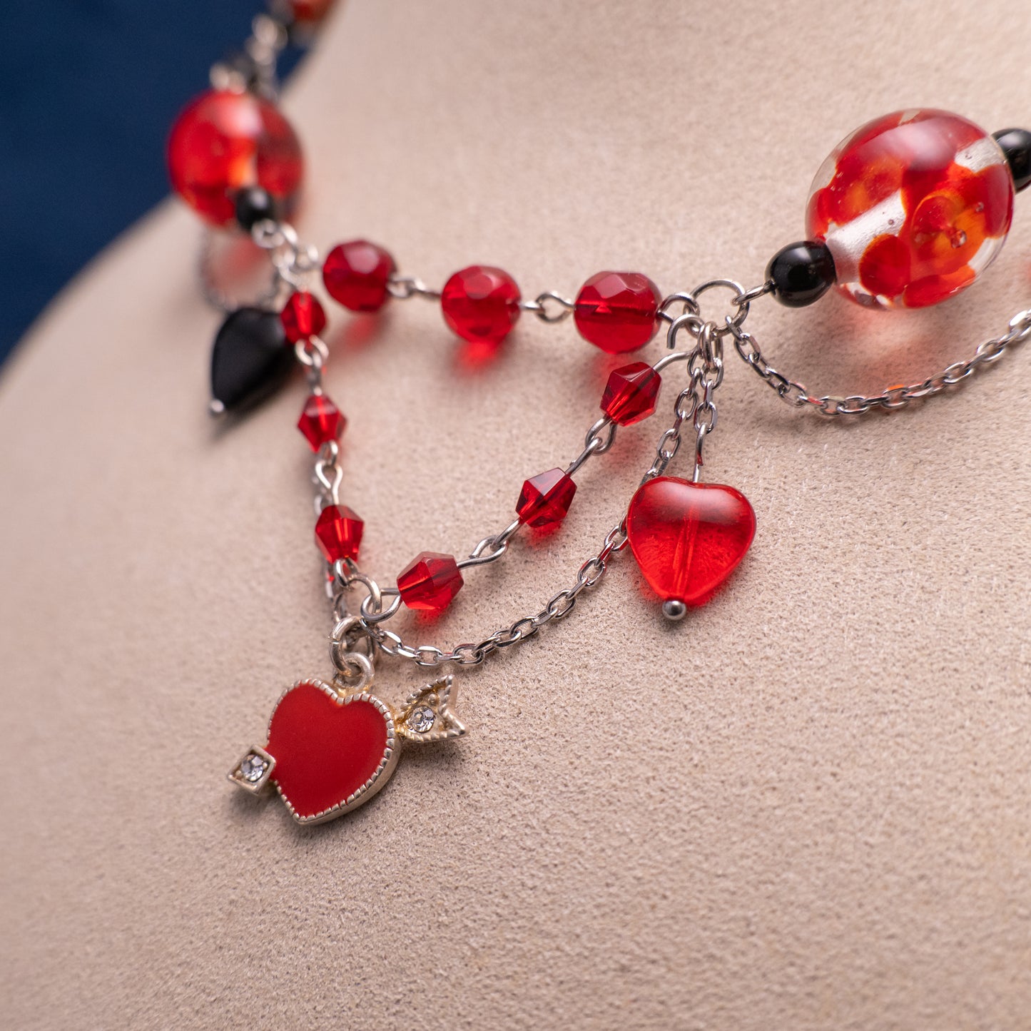 Ketting met rode en zwarte glaskralen en hartjes
