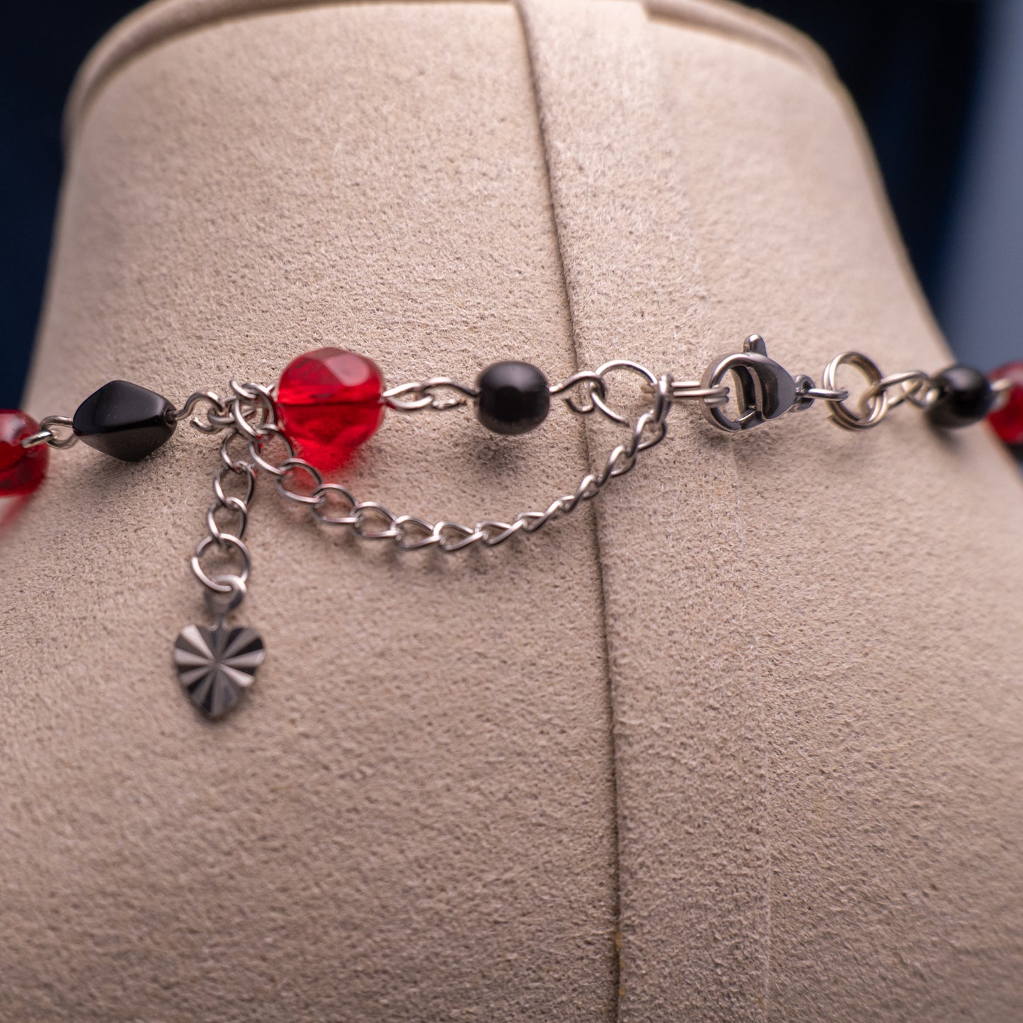 Ketting met rode en zwarte glaskralen en hartjes