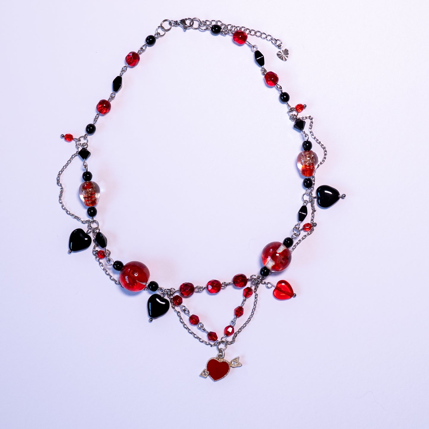 Ketting met rode en zwarte glaskralen en hartjes