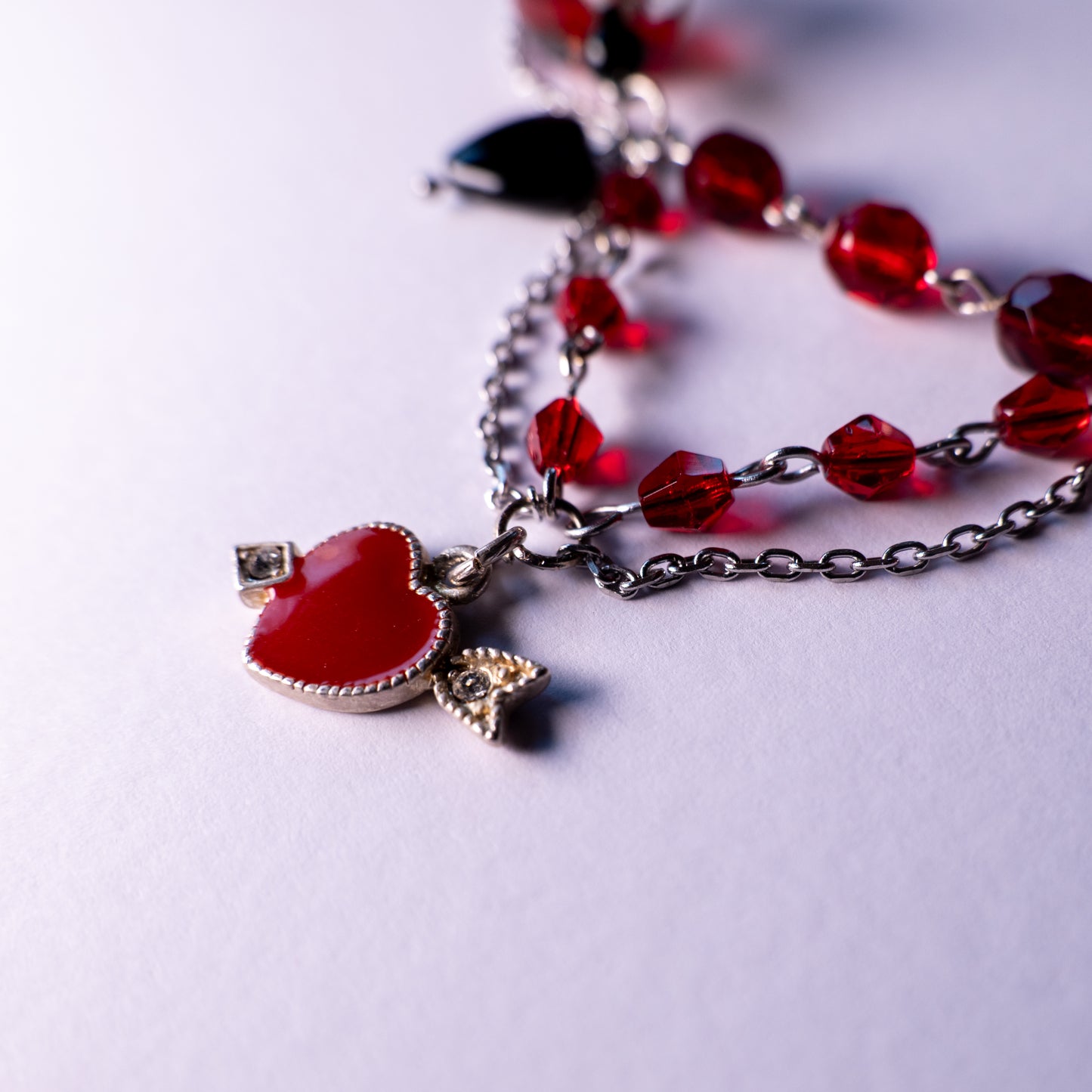 Ketting met rode en zwarte glaskralen en hartjes