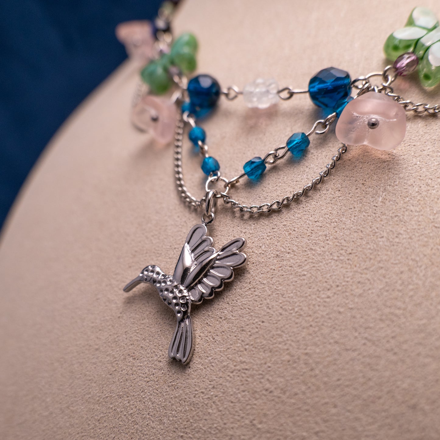 Ketting met kolibrie en bloemkralen