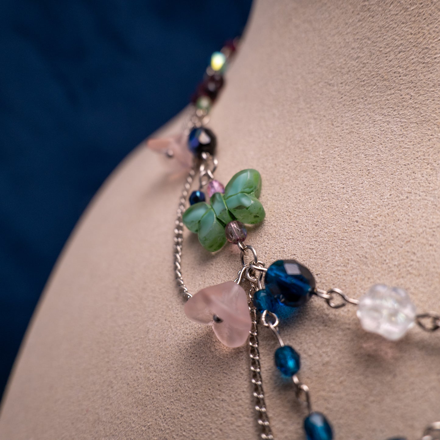 Ketting met kolibrie en bloemkralen